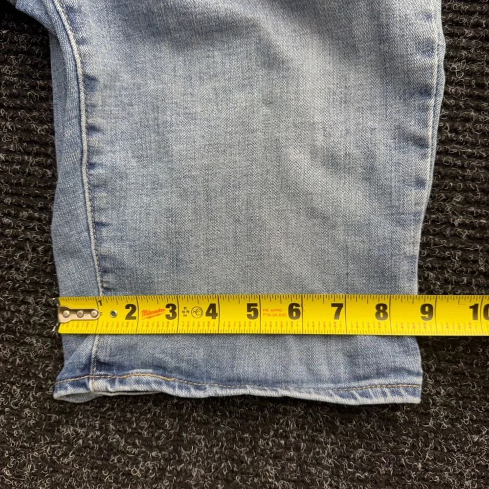 Levis Bermuda Shorts Womens 28 Light Wash Denim Mid Rise 29969-0032 Blue - Picture 6 of 10